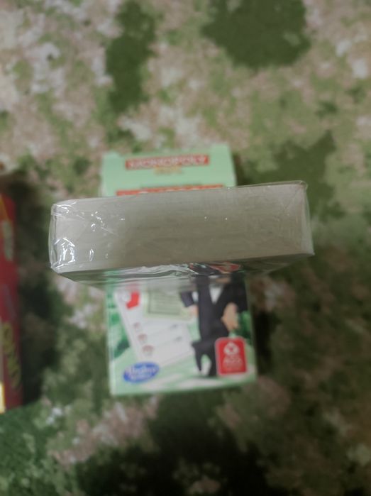 Настольные ,карточные игры Уно и монополия.