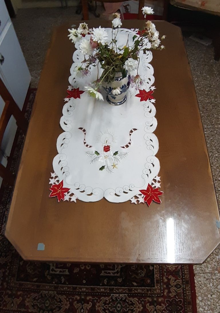 Mesa em madeira maciça e 6 cadeiras