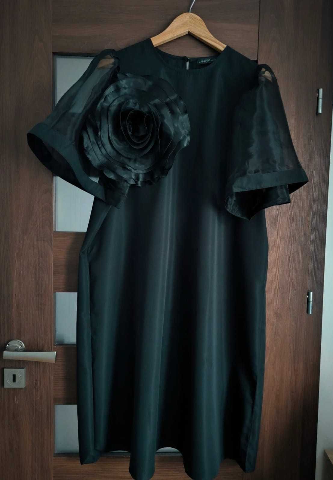Czarna sukienka z tiulowymi rekawkami