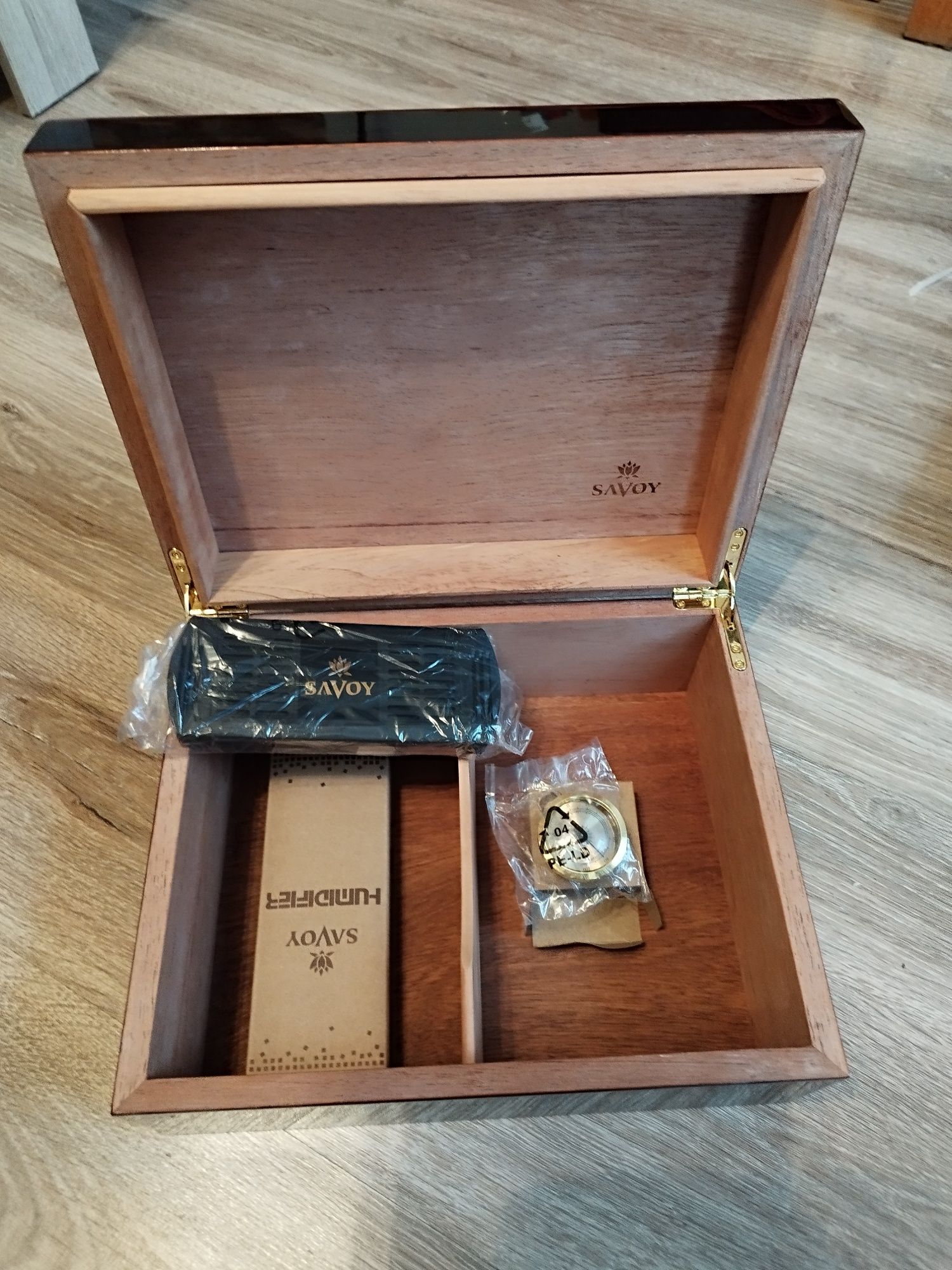 Humidor +nawilżacz+zegar (savoy )