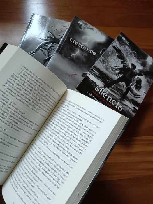 Hush Hush Saga - Coleção de Livros Juvenis