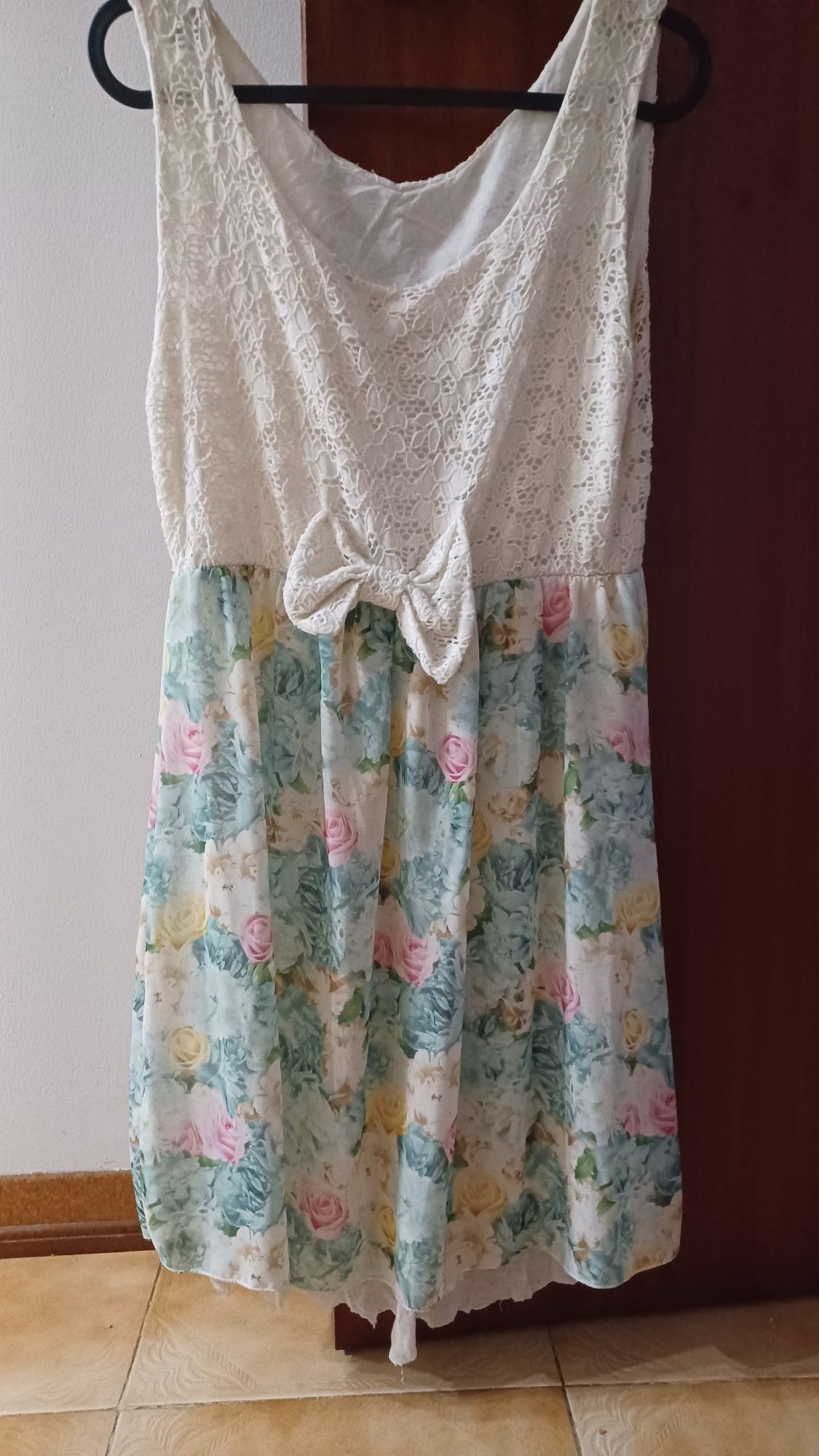 Vestido bonito com flores