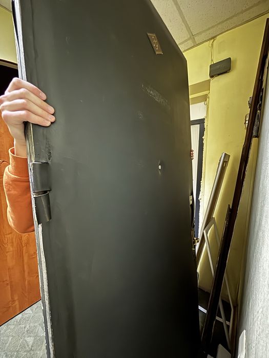 Отдам бесплатно крепкую входную металлическую дверь! Самовывоз.