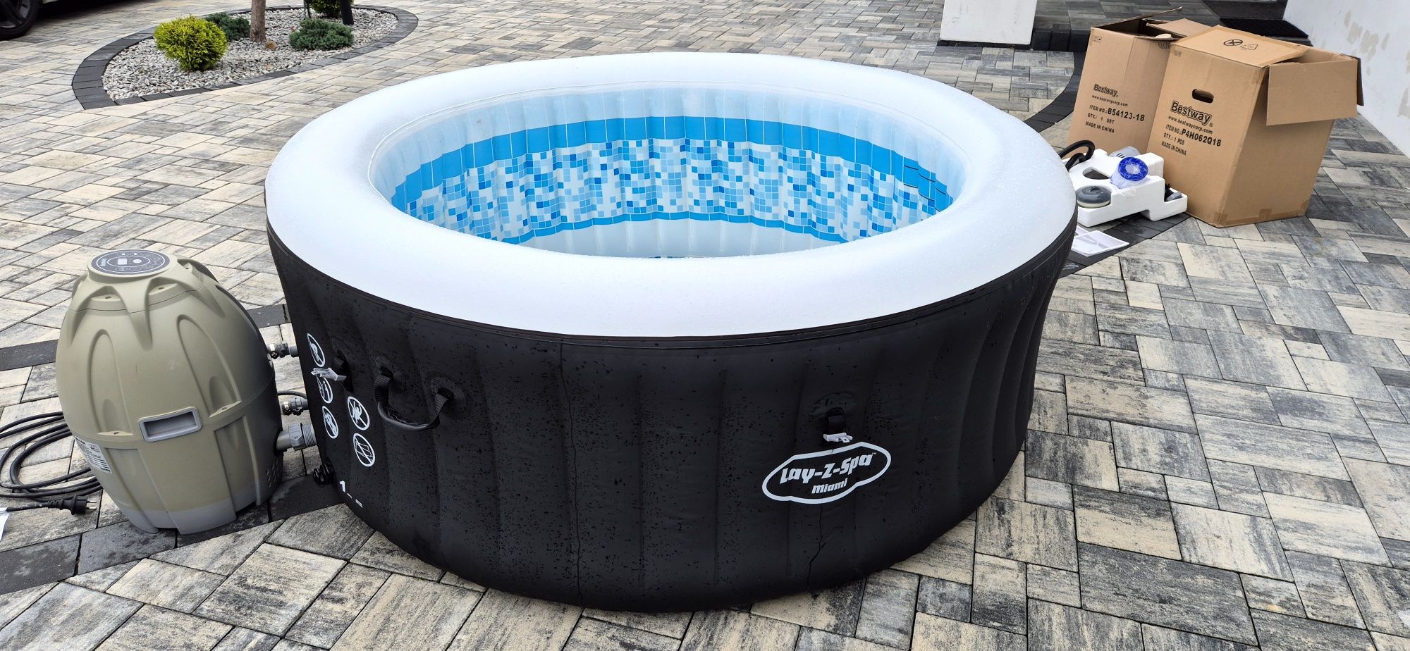 Jacuzzi Lay Z spa Miami