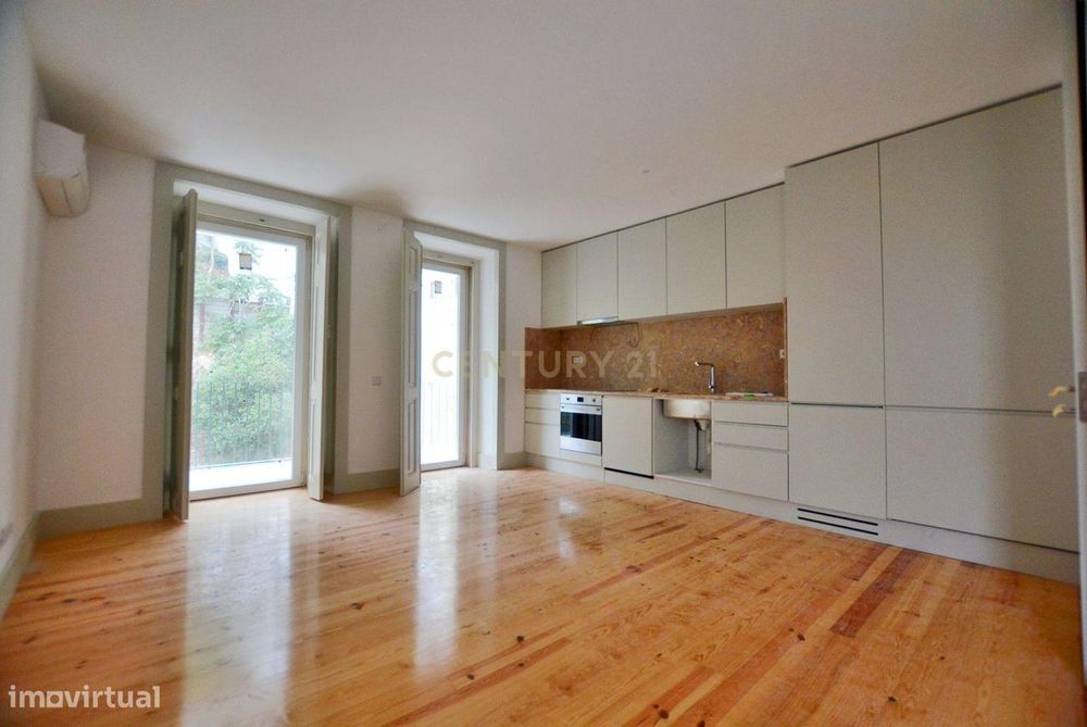 Apartamento T2 remodelado com varanda