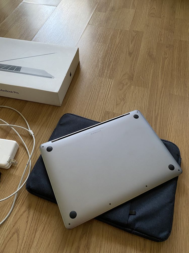 Macbook Pro 13 cali Apple laptop