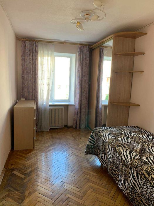 М.Палац Україна, м.Печерська-7-10 хв., Е.Коновальця. Квартира 3х кімн.