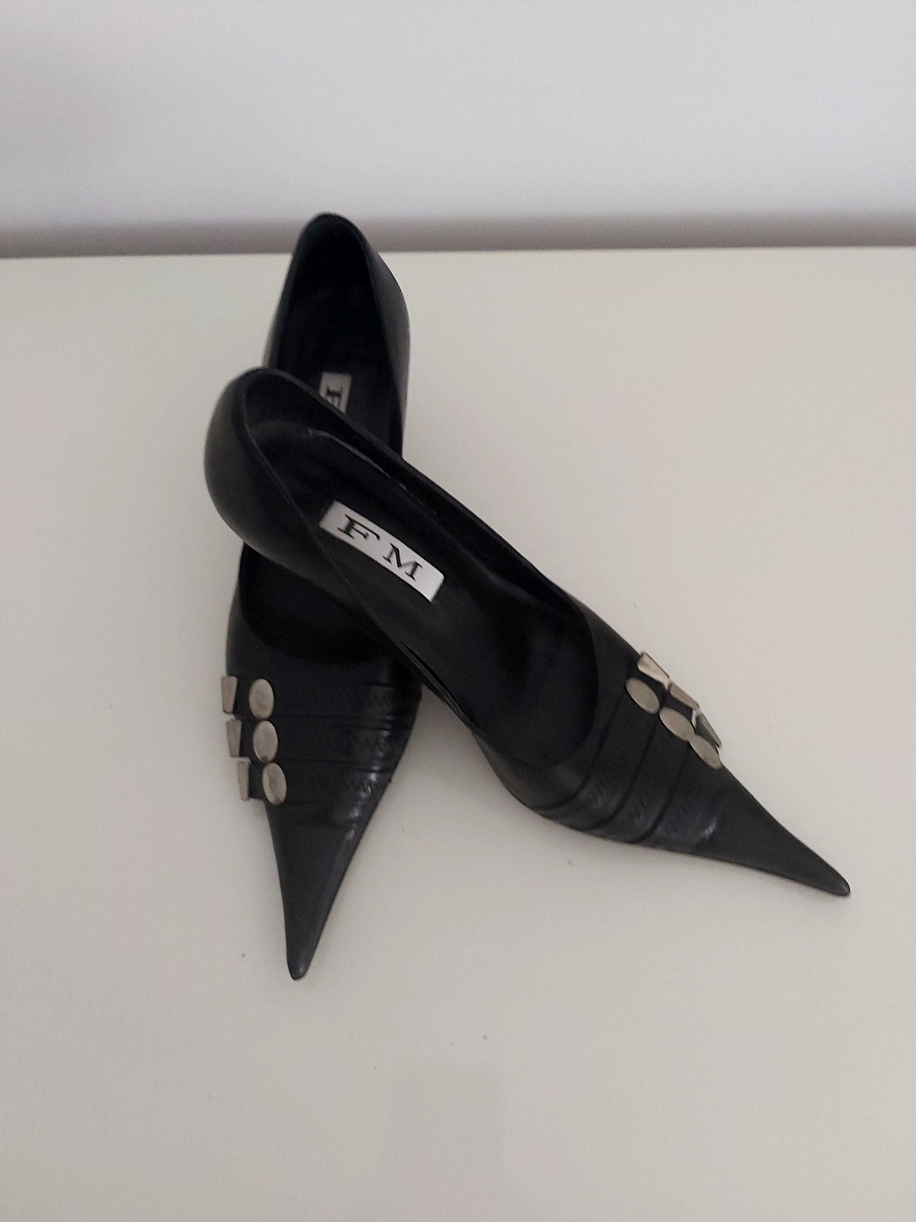 Sapatos Stilletos em preto com tachas