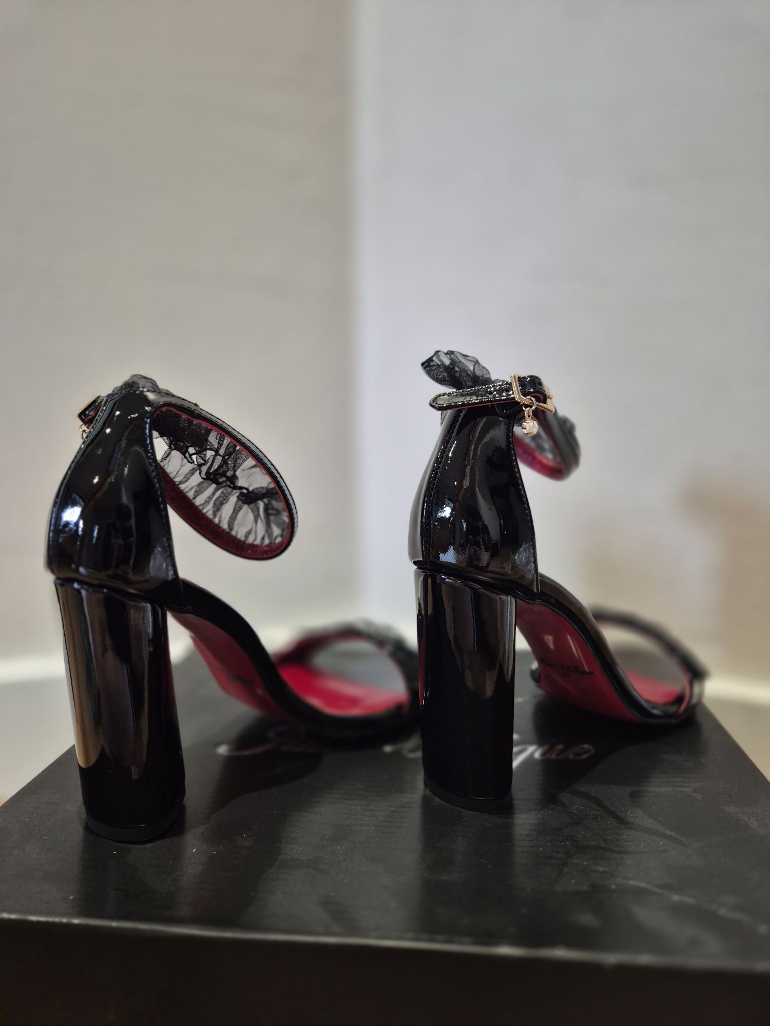 Nowe buty jescze w folii firmy Just Unique