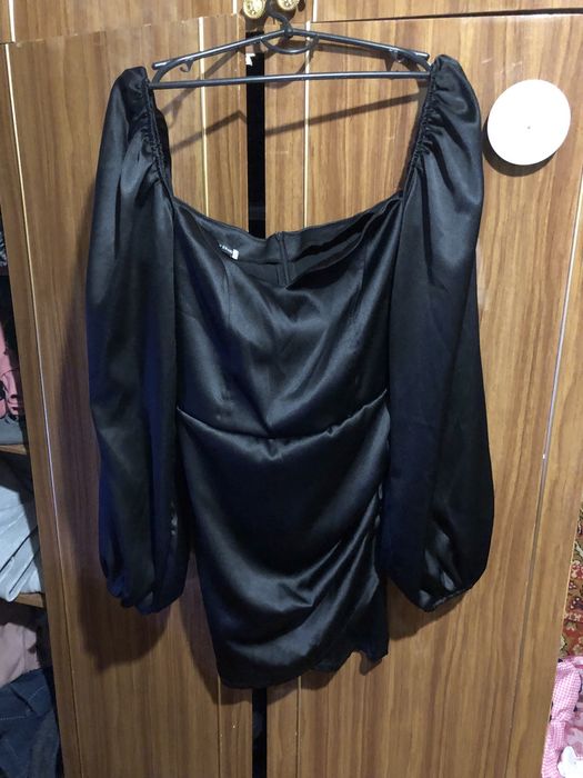 Сукня атласна.