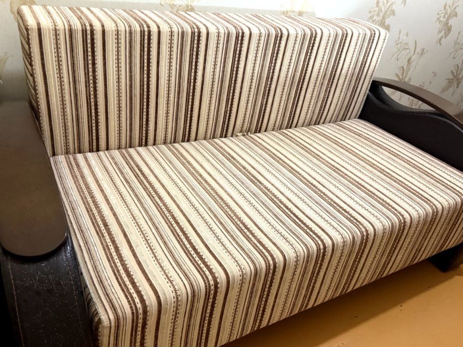 Розкладний диван з подушками та скринькою для речей