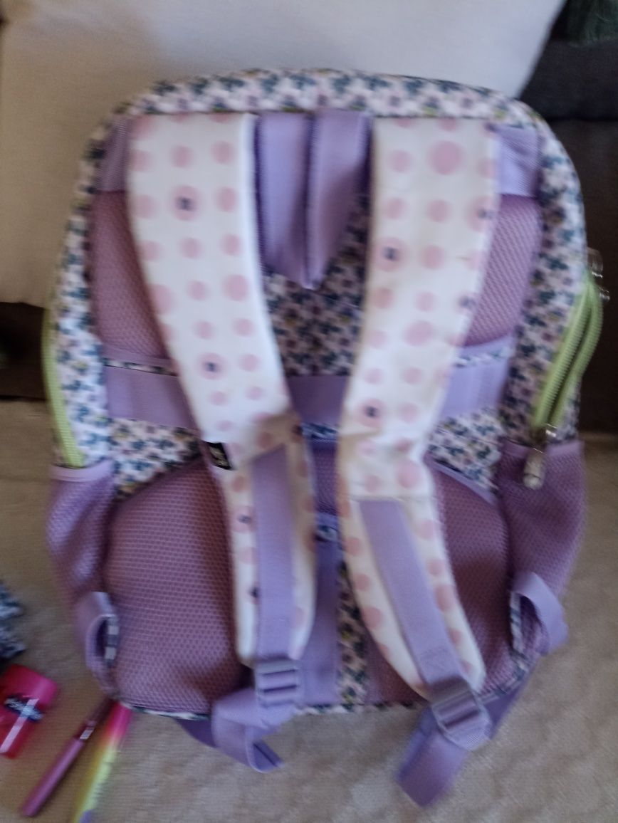 Conjunto composto por: mochila e estojo