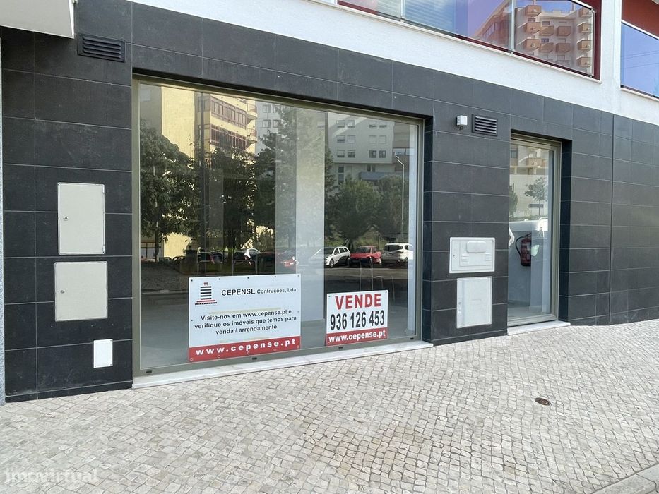 Loja com 2 Parqueamentos - Póvoa de Santa Iria