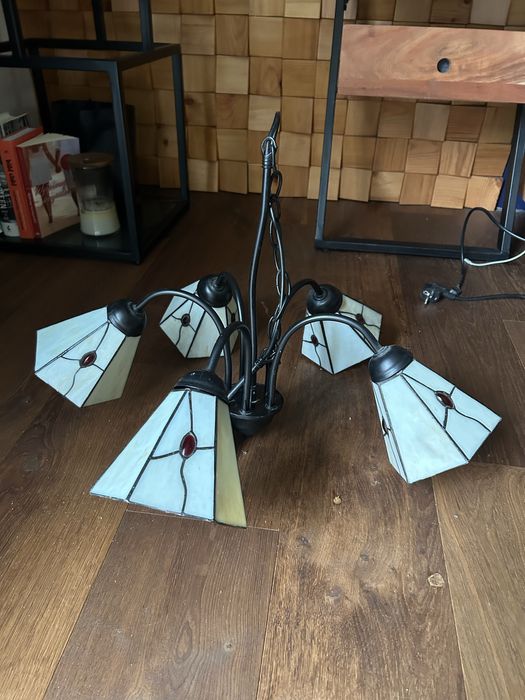 Lampa z witrażowymi kloszami