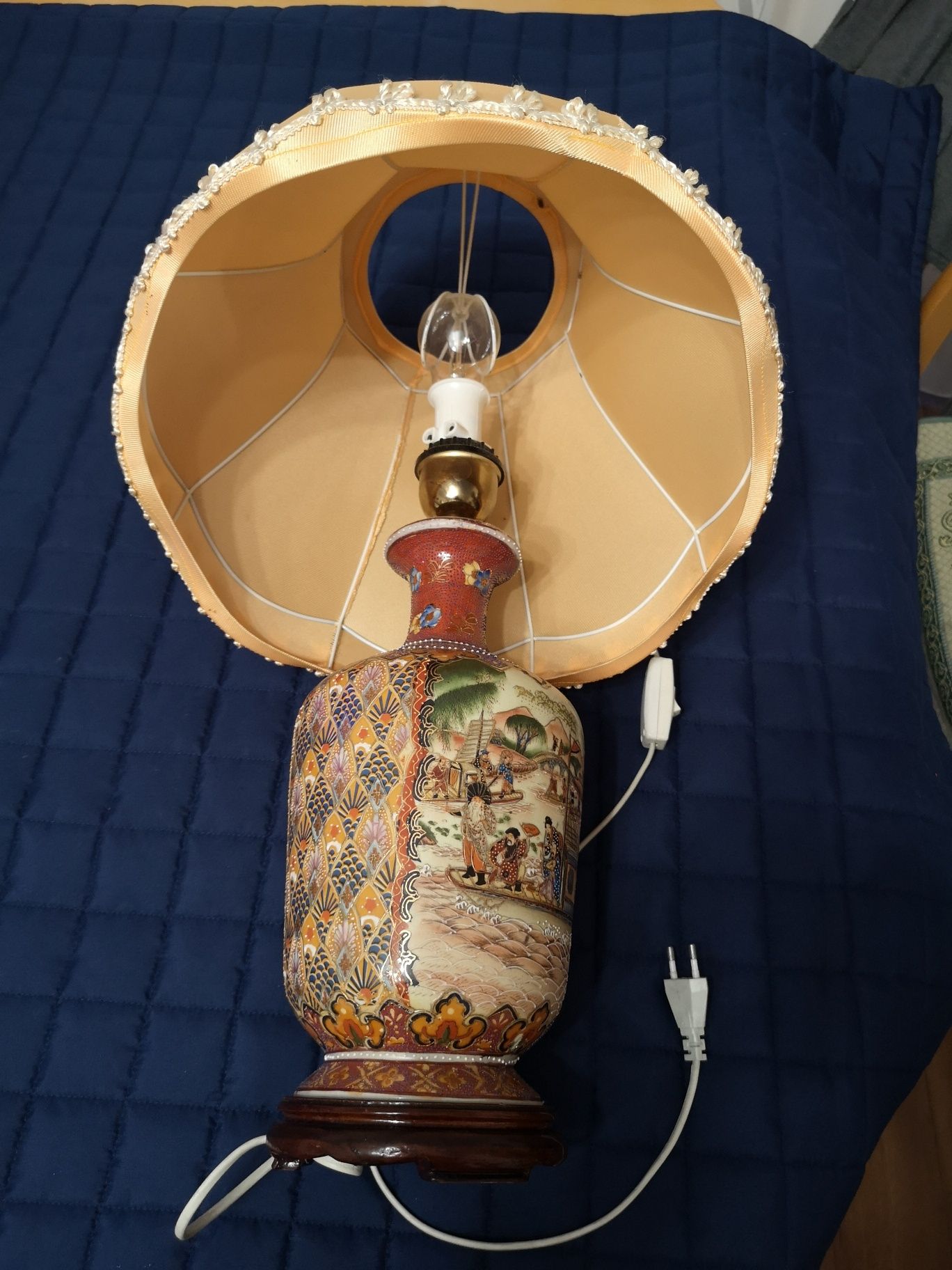 Lampa ozdobna z chińskim malunkiem Życie nad Yangcy