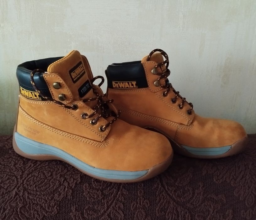 Чоловіче взуття в ідеальному стані