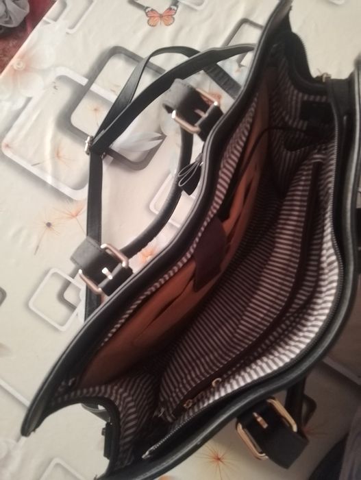 Велика жіноча сумочка