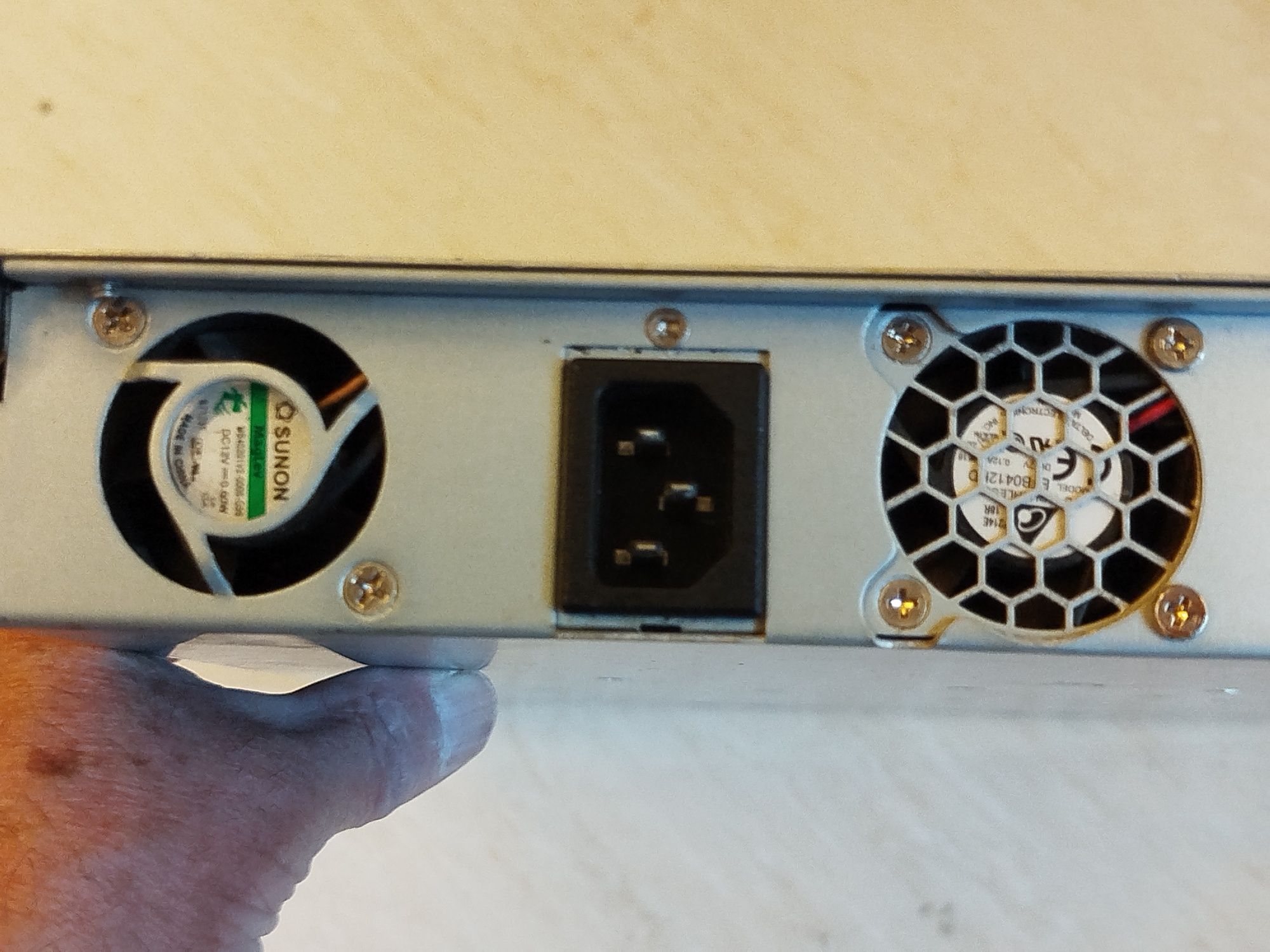 Synology Model: RS815+ AC Input: 100-240v~3,5A,47-63Hz