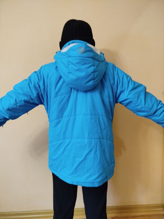 Продаю куртку  синього кольору