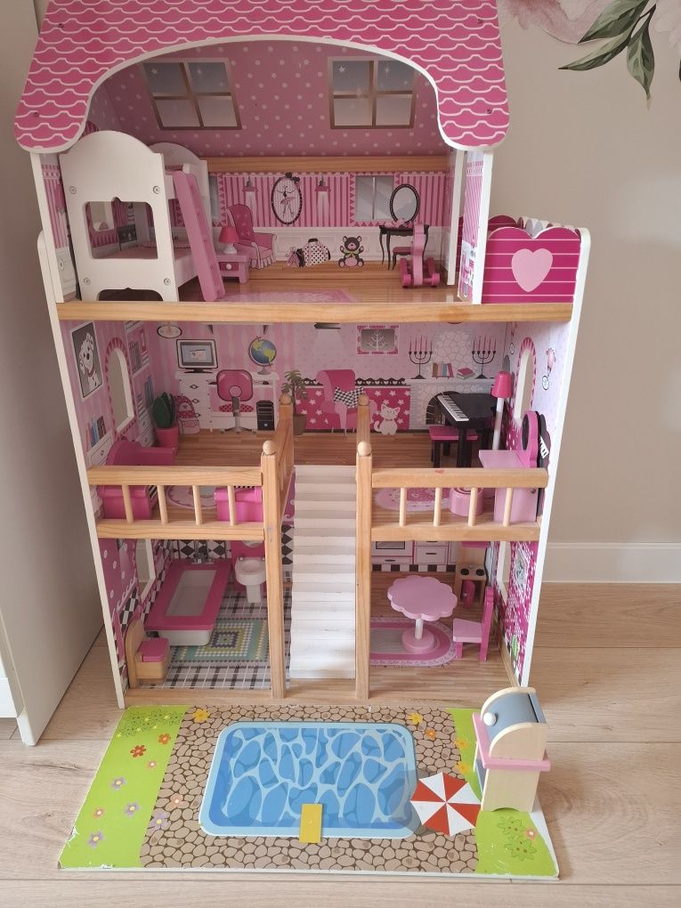 Drewniany domek dla lalek