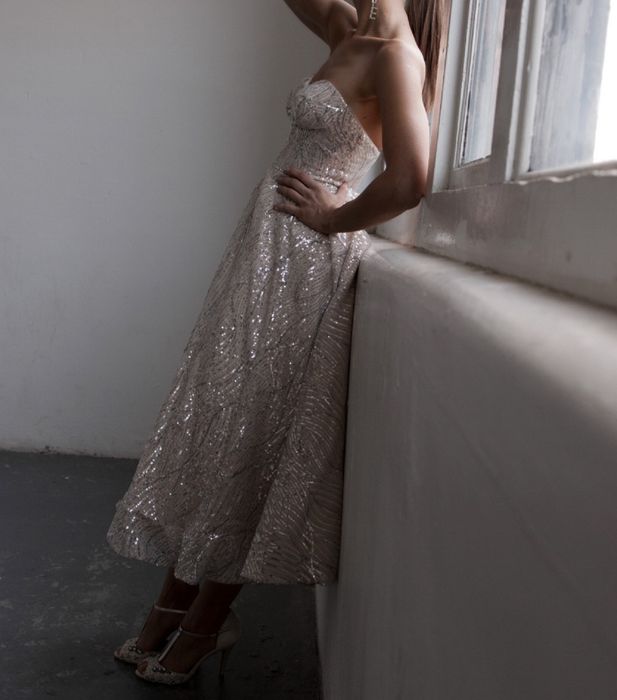 Złota suknia midi z gorsetem z brokatowym tiulem, która zachwyca efekt