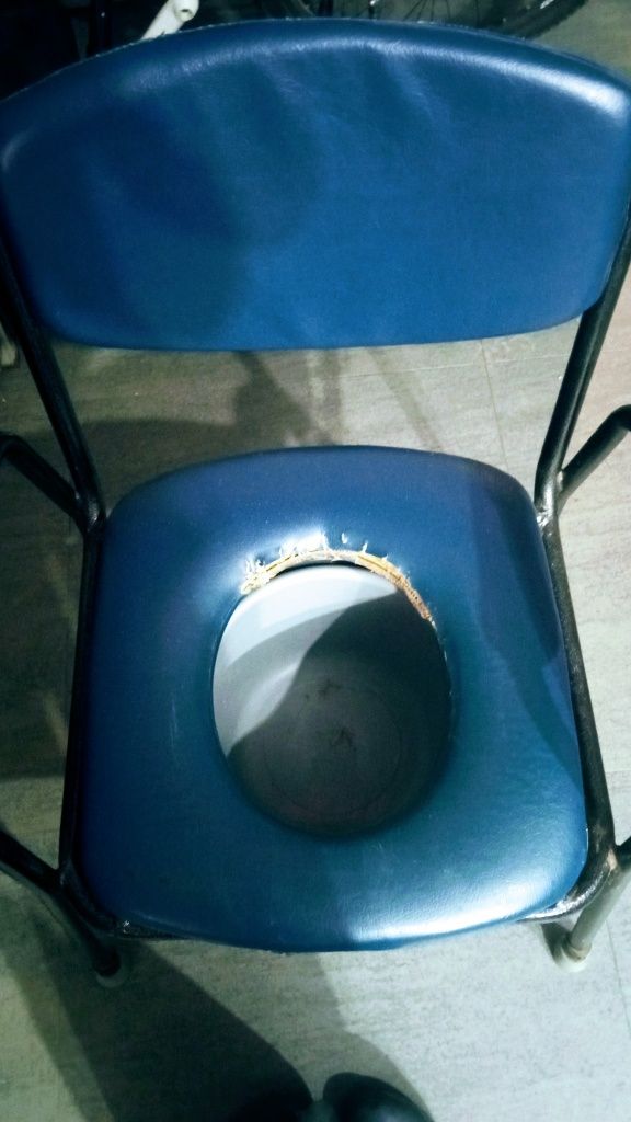Tapicerowane krzesełko toaletowe sanitarne z pojemnikiem