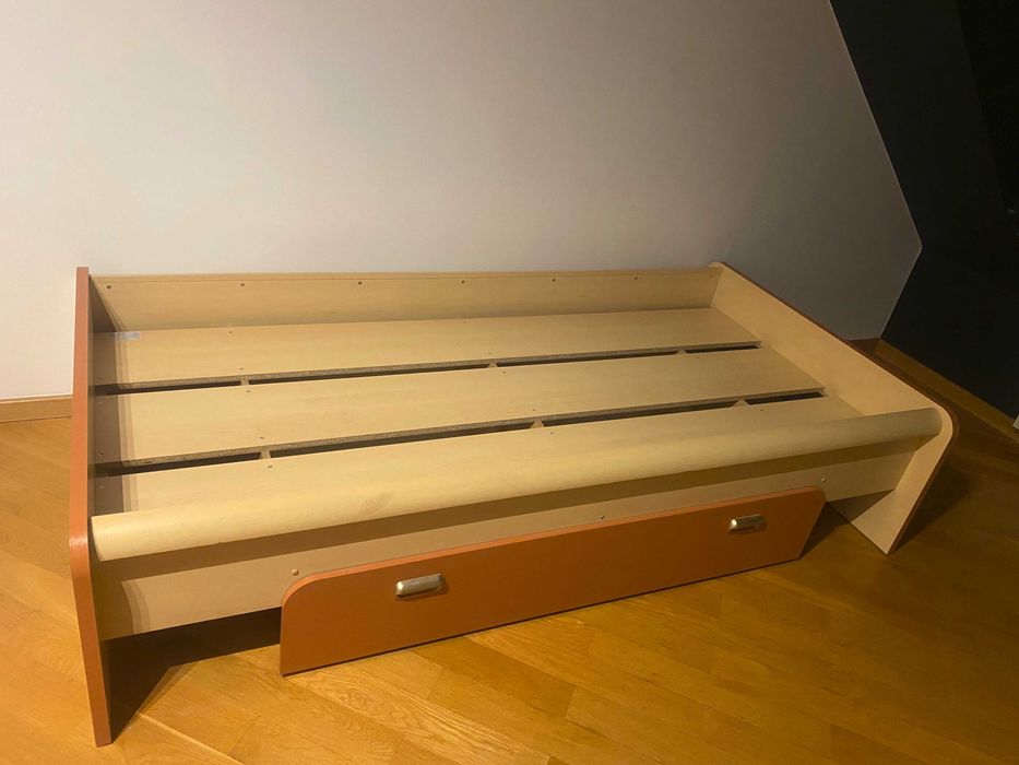 Łóżka młodzieżowe z materacami