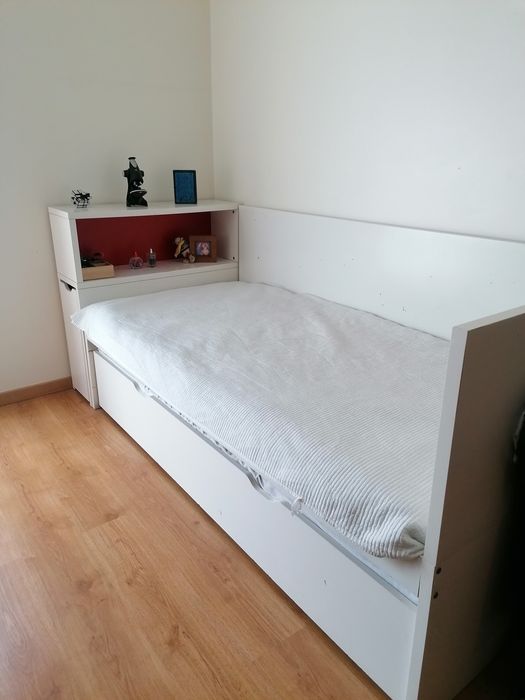 Cama dupla ikea + cabeceira e 2 colchões + bloco gavetas