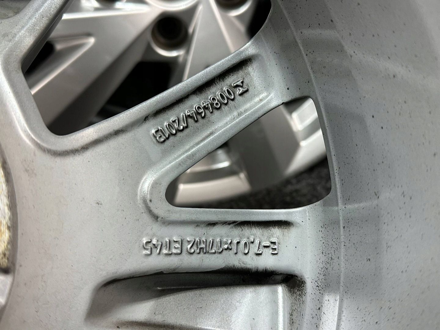 Audi Q2 81A Felgi 7Jx17 Et45 5X112 81A601025C Komplet