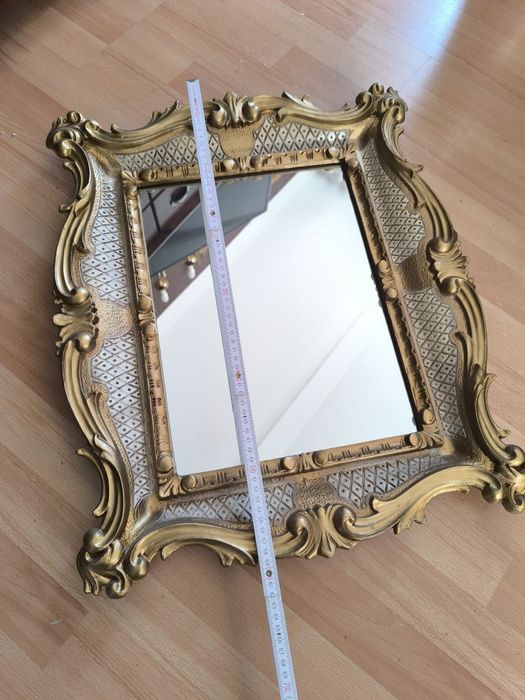 Lustro w ozdobnej ramię w stylu Ludwikowski.