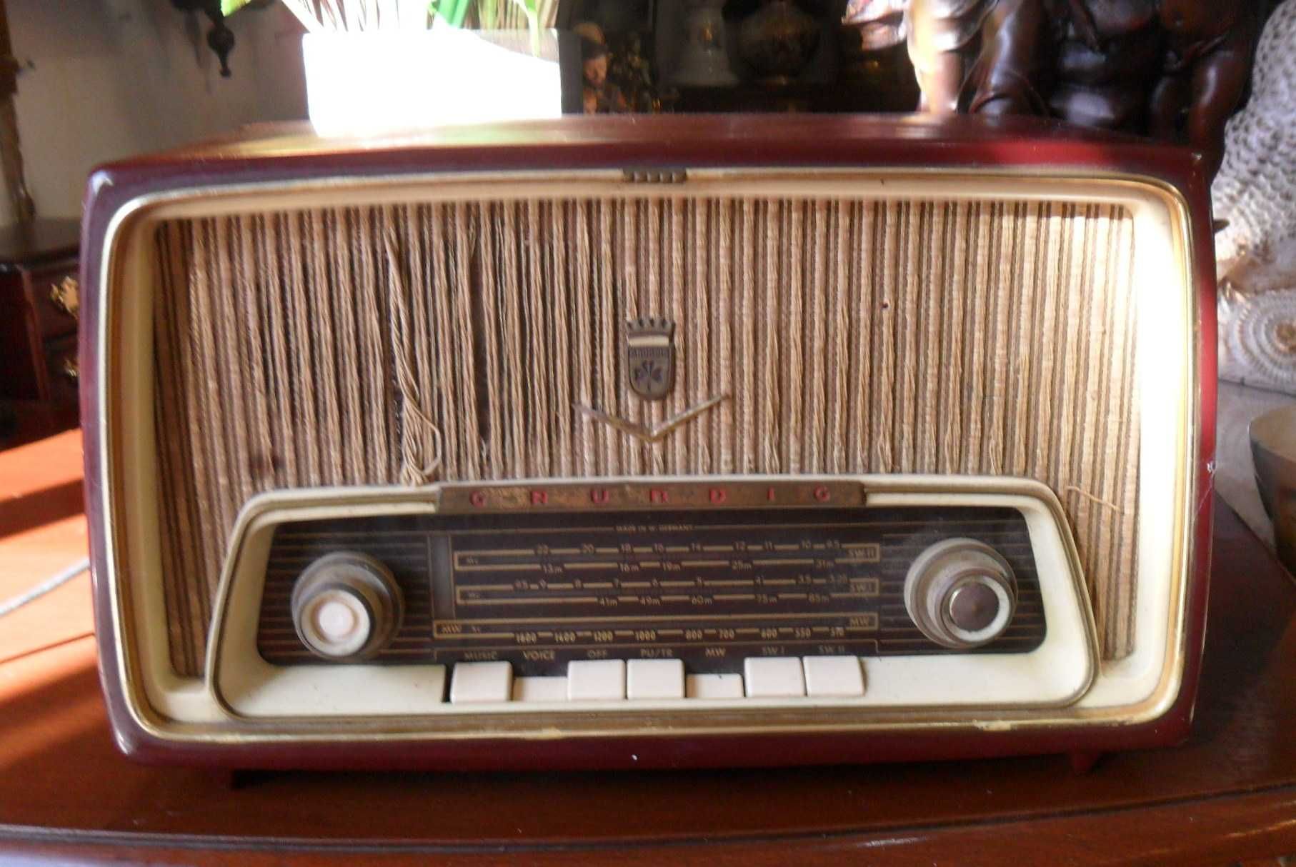 Rádio antigo Grundig a funcionar