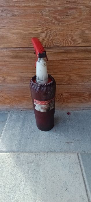 Stara gaśnica samochodowa z futerałem.