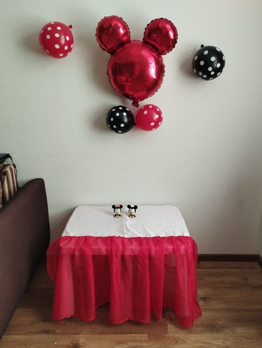 Фотозона в стиле Минни Маус, аксессуары, надпись, шары, шторы красные