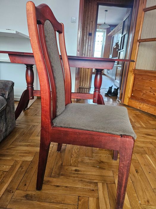 Stół rozkładany z krzesłami