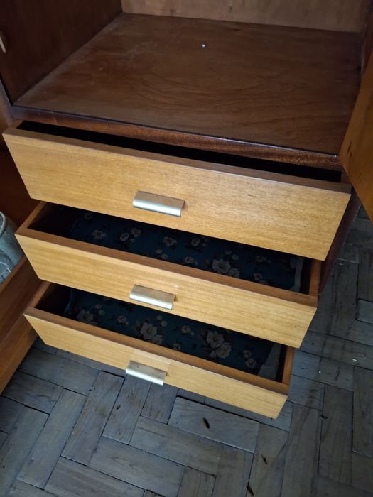 Guarda fatos com cama vintage