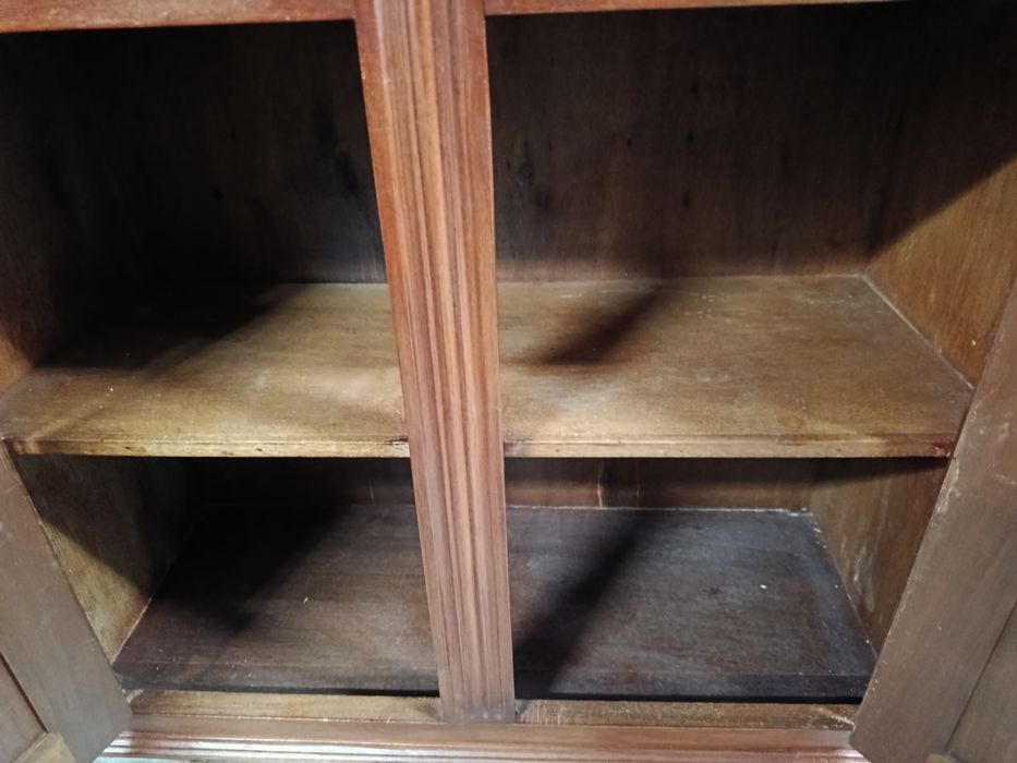 Móvel de entrada em madeira com gavetas e prateleiras laterais