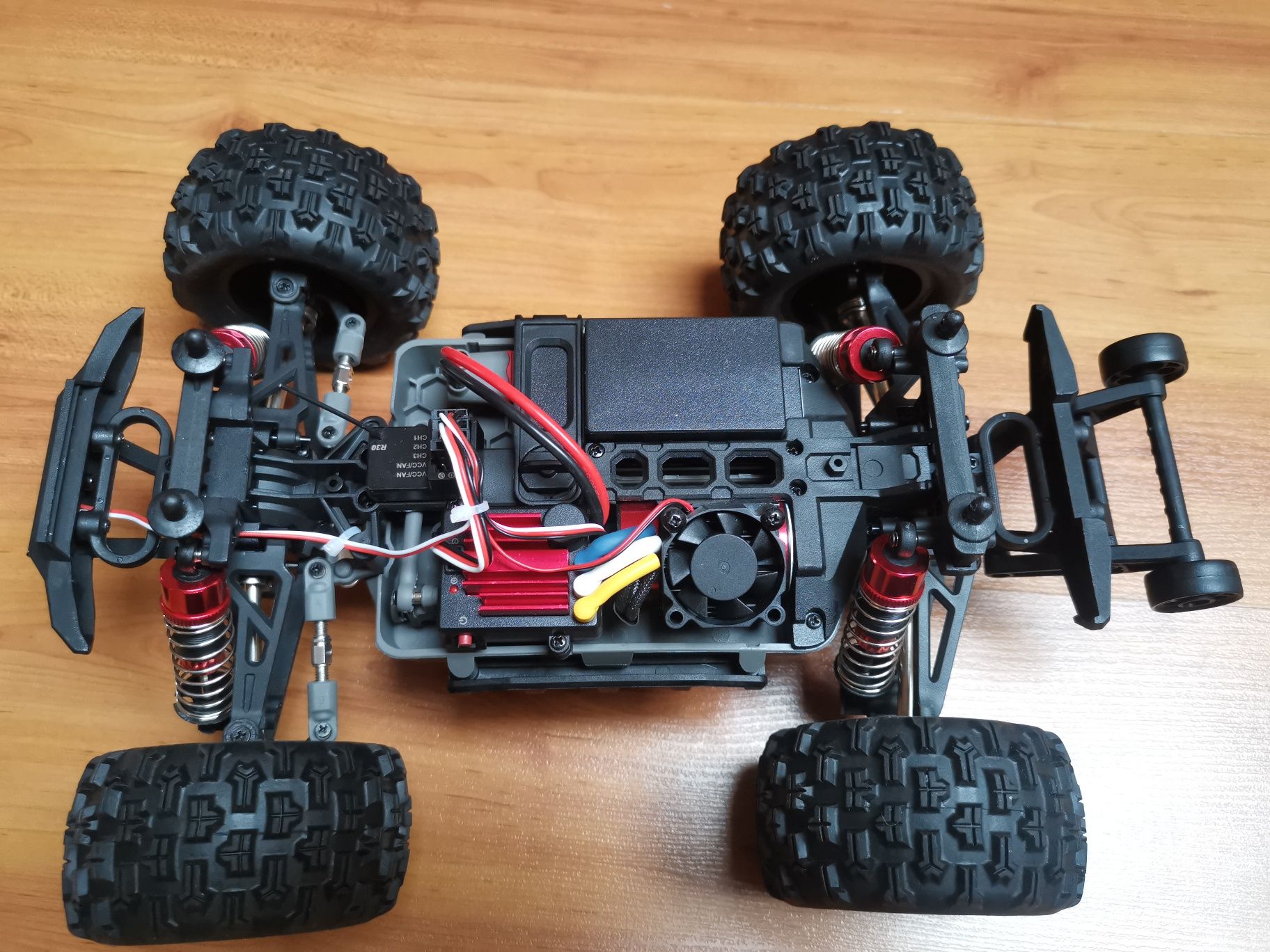 Carro RC Monster MJX Hyper Go 16209 4x4 Brushless 2S 3S luz led  1:16