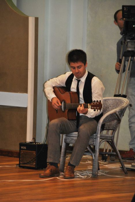Nauka gry na gitarze oraz śpiewu.