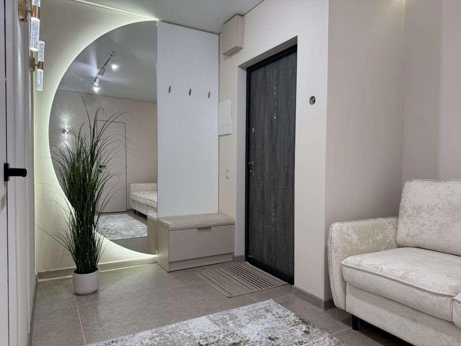 Центр міста, стильна 1.5 кімнатна з меблями та технікою – вид на гори!