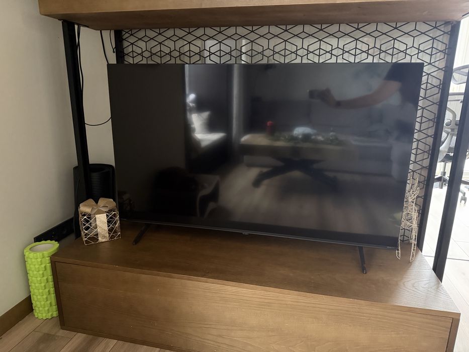 Телевизор Hisense 55A6N диагональю 55 дюймов с разбитой матрицей