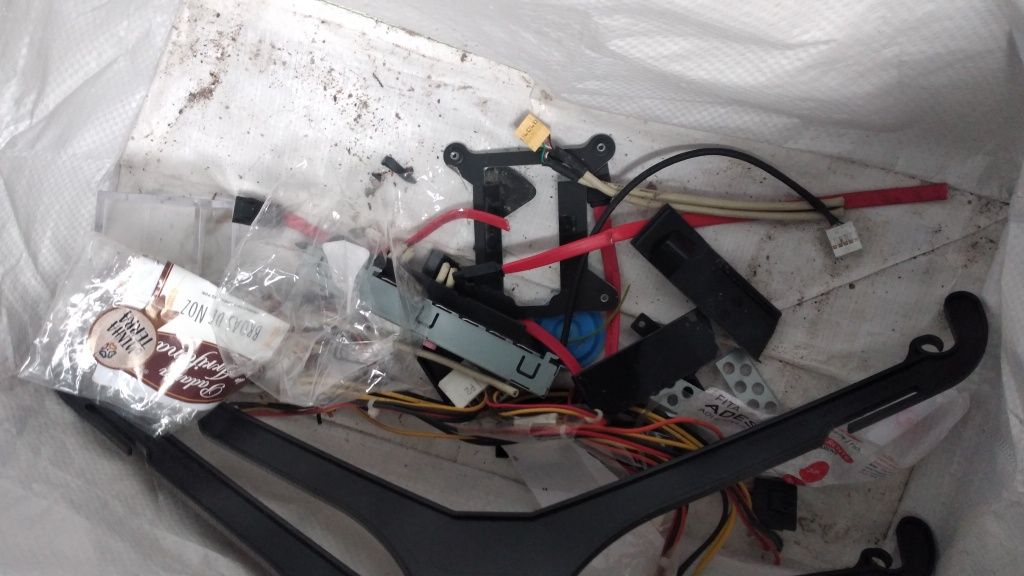 Vendo esta torre de computador fixo!!! 5€ para despachar c/urgência!!!