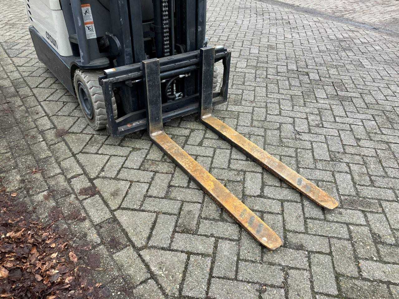 Empilhador eléctrico Crown SC4220 - 1.600 Kg (2532)