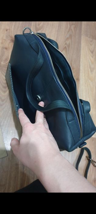 Шкіряна сумка темно синього кольору