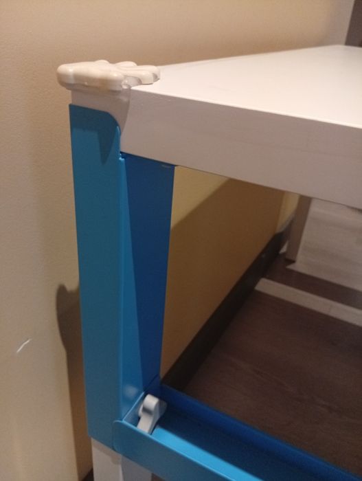 biurko dziecięce IKEA z serii PÅHL w kolorze białym z niebieskimi akce