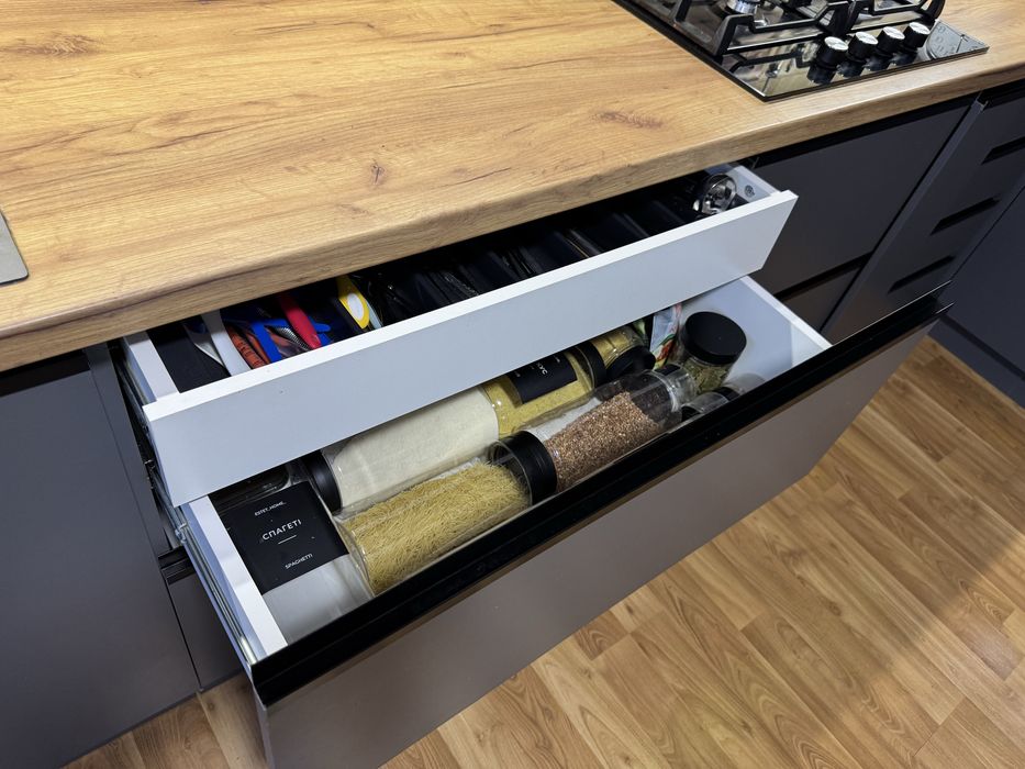 Продається кухня кутова разом з мийкою, змішувачем та підсвіткою!