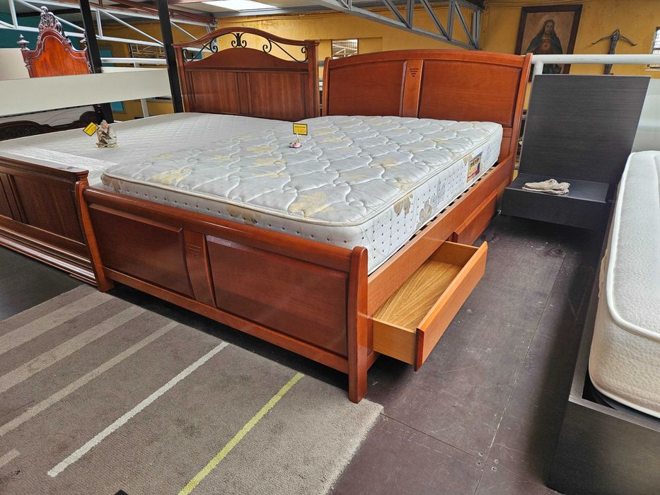 Excelente cama em madeira maciça com 4 gavetas, estrado e