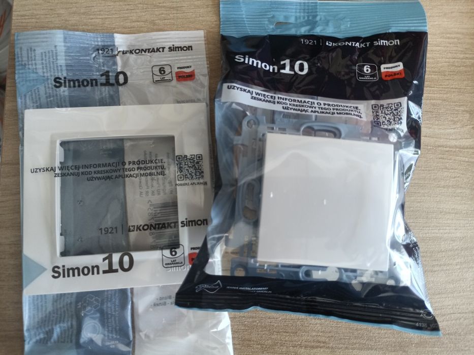 Gniazdka włączmiki osprzęt Simon 54 oraz 10 Biały i czarny