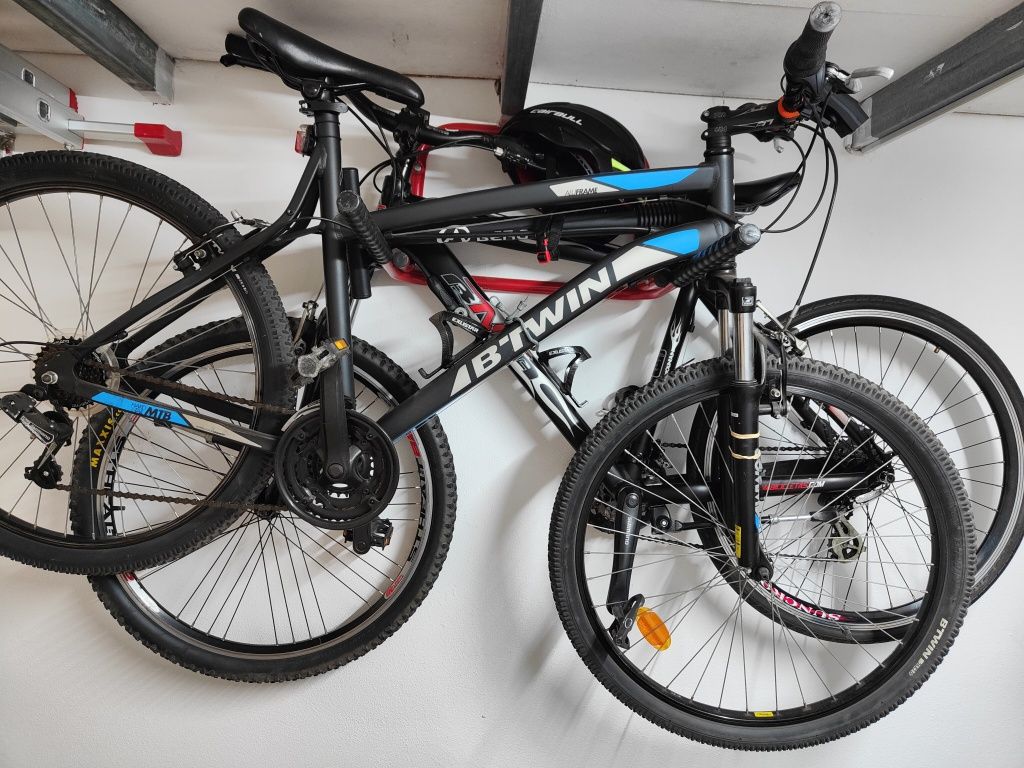 Duas bicicletas btt