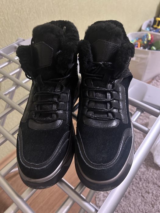 Продам кроси осінь ,зима