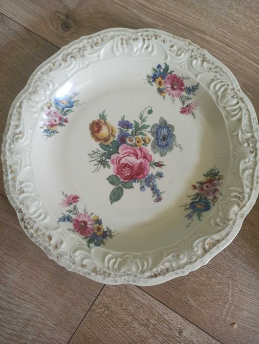 Talerz bogato zdobiony porcelana kwiaty
